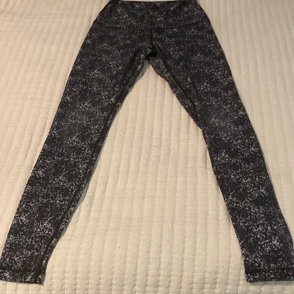 Lululemon Athletica Black and Gray Patterned Leggings